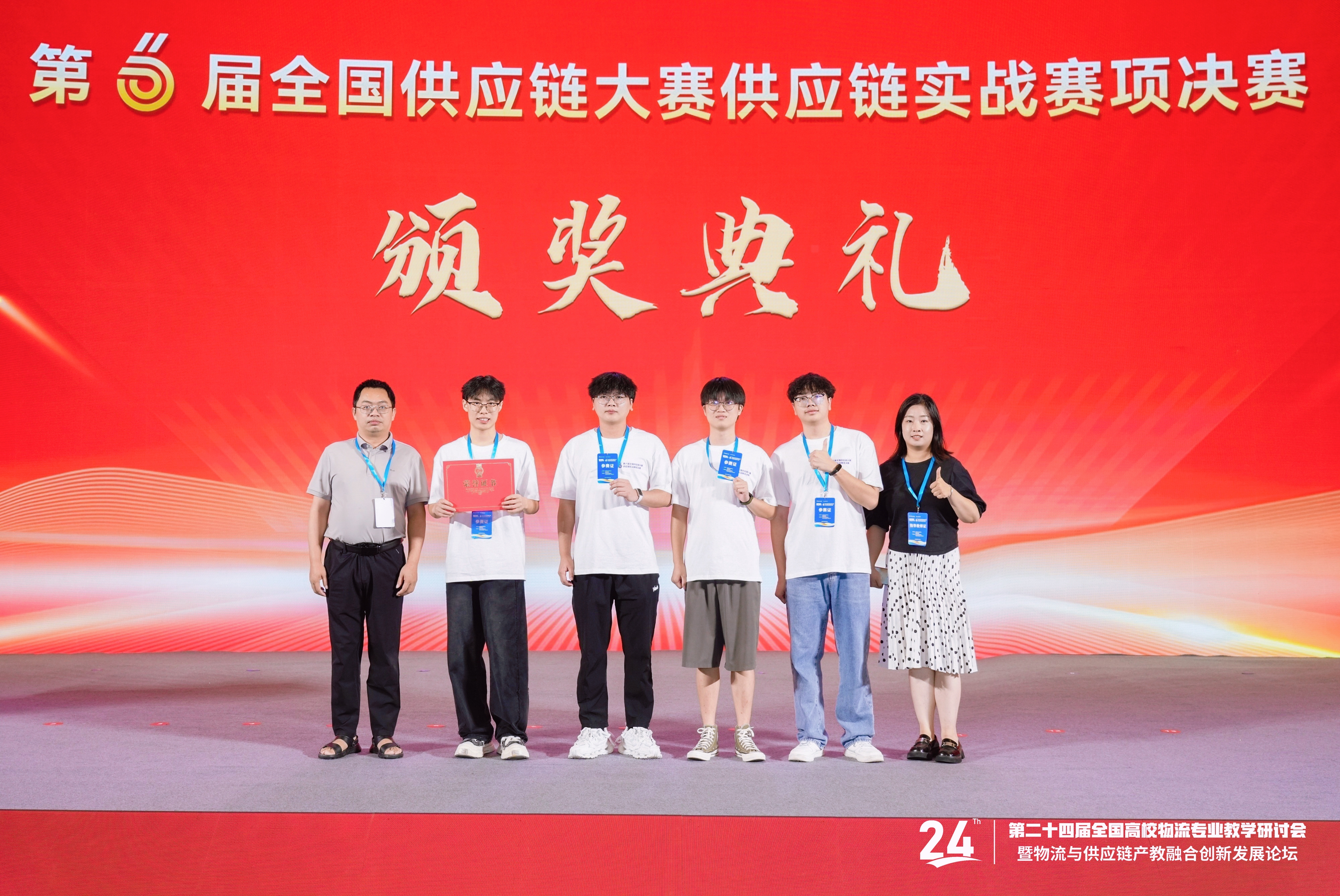 图3（集体照片）.jpg